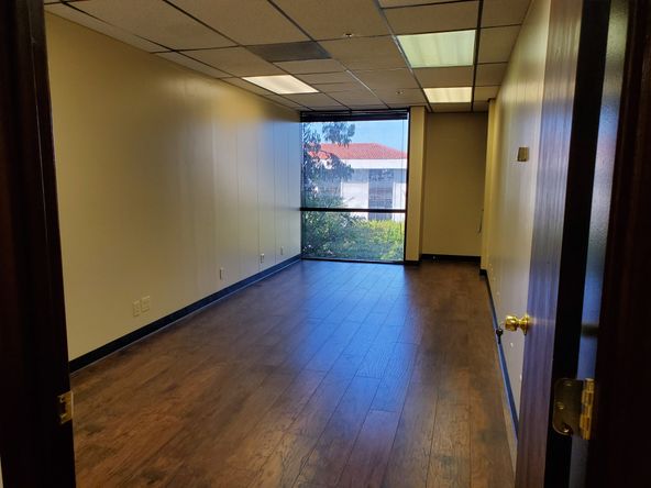 RECEPTION, WORK SPACE, PRIVATE OFFICE. EXTRA LARGE OFFICE 3-6 PERSONS